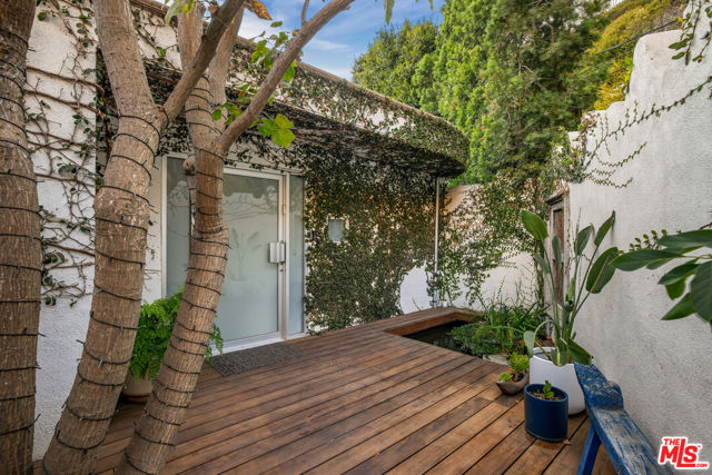 2137 Sunset Plaza Drive, Los Angeles CA: https://media.crmls.org/mediaz/474e05fa-86ef-418e-b5cb-c416dd5630ae.jpg