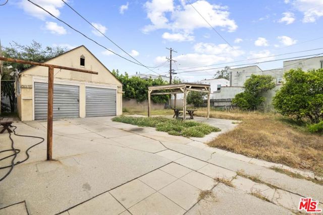 1601 S Shenandoah Street, Los Angeles CA: https://media.crmls.org/mediaz/474e1456-a711-4814-95a5-6c29150bf92a.jpg