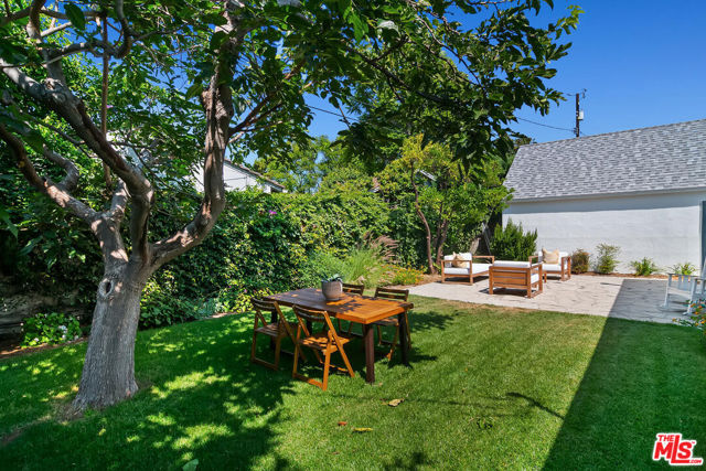 913 N Clybourn Avenue, Burbank CA: https://media.crmls.org/mediaz/474ea31c-f0fc-4632-bf17-d3b9d6226fea.jpg