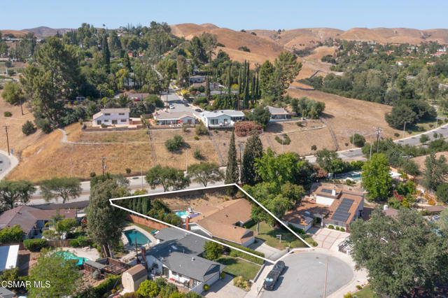 26007 Philrich Circle, Calabasas CA: https://media.crmls.org/mediaz/474eb437-8bb7-4d7d-a978-22a53d5e8251.jpg