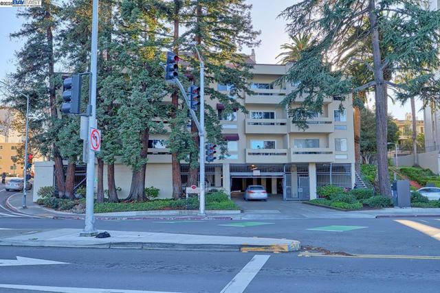 151 Lakeside Dr, Oakland CA: https://media.crmls.org/mediaz/474efede-2604-4a38-9f2d-e277003a331a.jpg