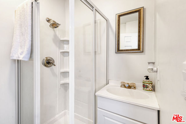 1148 COLDWATER CANYON Drive, Beverly Hills CA: https://media.crmls.org/mediaz/47507763-7b2c-43b1-bed1-e93431b83217.jpg