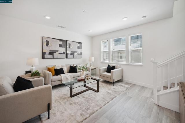 92 Zenith Cmn, Fremont CA: https://media.crmls.org/mediaz/4750893f-3d50-4076-9635-682c095f9e2c.jpg