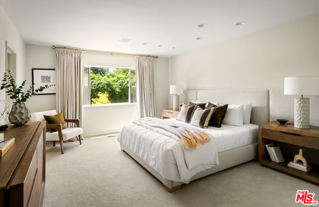 811 N Hillcrest Road, Beverly Hills CA: https://media.crmls.org/mediaz/47516890-c1bc-44ef-a07c-5d1d188889b4.jpg