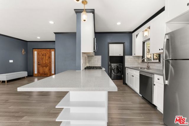 7083 Highcliff Trail, Tujunga CA: https://media.crmls.org/mediaz/4751e7b1-0d23-4695-b11b-2b2d74b0942f.jpg