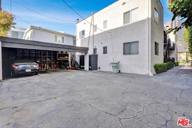 221 S Tower Drive, Beverly Hills CA: https://media.crmls.org/mediaz/475218c8-6229-48df-90c7-5d1dc2687bc2.jpg