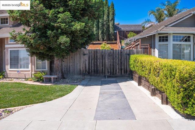 1003 Linda Vista Way, Rio Vista CA: https://media.crmls.org/mediaz/47526f65-b288-4b3f-83c2-d4734bfd7851.jpg