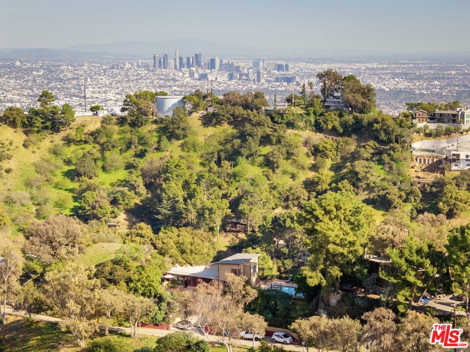 https://media.crmls.org/mediaz/4754d580-c9c6-4f45-bc0b-884aa0cabfc6.jpg?preset=X-Large