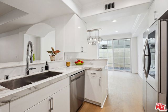 1861 Veteran Avenue, Los Angeles CA: https://media.crmls.org/mediaz/475566af-90d1-4b0c-9a7d-5b8831b9537d.jpg