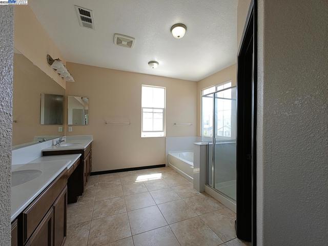 7283 Abbey Dr, Vallejo CA: https://media.crmls.org/mediaz/47560b5b-22b5-485b-b22e-ae62fc43a67f.jpg