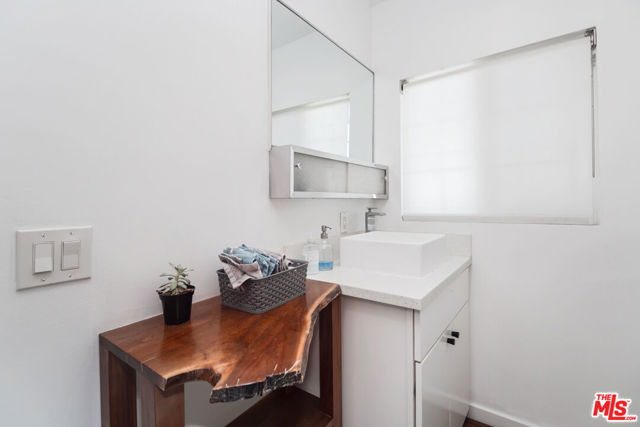 905 Pine Grove Avenue, Los Angeles CA: https://media.crmls.org/mediaz/4756809d-8d94-41fc-8250-f58fd28d4088.jpg