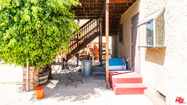 1277 S Orange Drive, Los Angeles CA: https://media.crmls.org/mediaz/4757f3ef-5337-4578-8fbf-ce75be540611.jpg
