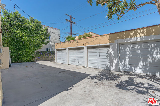 458 N Genesee Avenue, Los Angeles CA: https://media.crmls.org/mediaz/47580dbd-920e-49a2-a046-f17add05797d.jpg