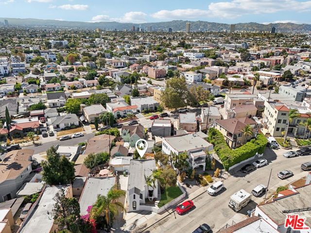 2353 Lucerne Avenue, Los Angeles CA: https://media.crmls.org/mediaz/475881f2-760a-4de1-acd8-c982a8657f65.jpg