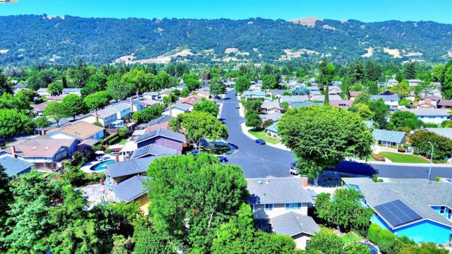 6291 Calle Fuego, Pleasanton CA: https://media.crmls.org/mediaz/4758f22f-3096-4f14-bea4-449d102367f5.jpg