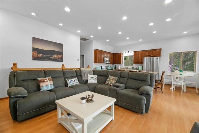 38634 N Shore Drive, Fawnskin CA: https://media.crmls.org/mediaz/4759e9ab-75e1-4690-9ee3-5eb18a61014b.jpg