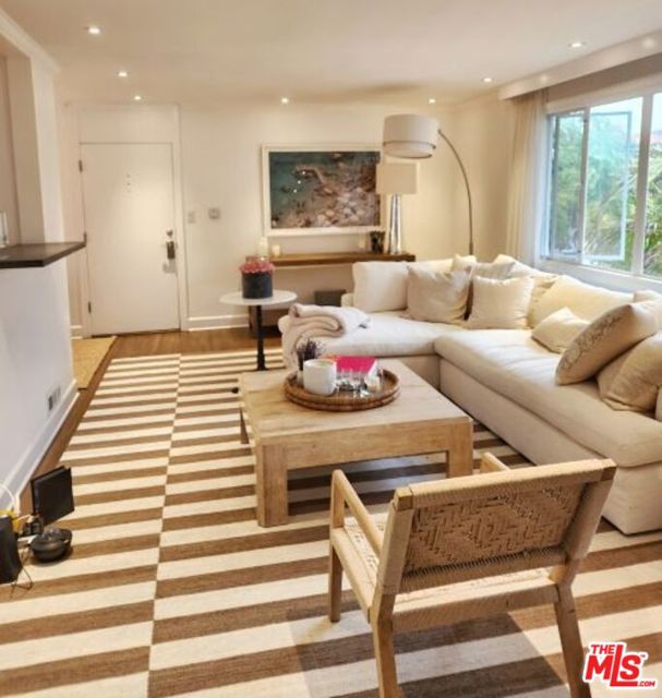 130 132 D San Vicente Boulevard, Santa Monica CA: https://media.crmls.org/mediaz/4759fdc1-ed52-4848-bd0c-2533fe9f5084.jpg