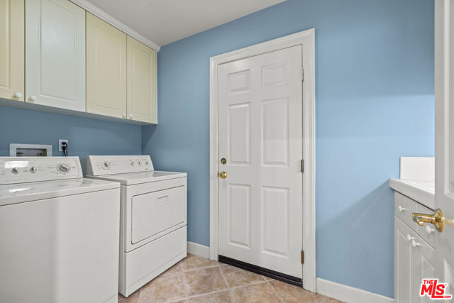 3432 Daniella Court, Calabasas CA: https://media.crmls.org/mediaz/475b093e-37bb-4b9a-9c5f-f1aceca5ac86.jpg