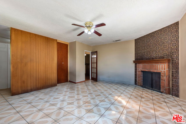 10626 Mountair Avenue, Tujunga CA: https://media.crmls.org/mediaz/475b903d-5092-4ab9-a305-eea10c97cabd.jpg