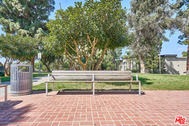 865 S Lucerne Boulevard, Los Angeles CA: https://media.crmls.org/mediaz/475ca445-dfea-415b-ab24-bb6d9b34bd5e.jpg