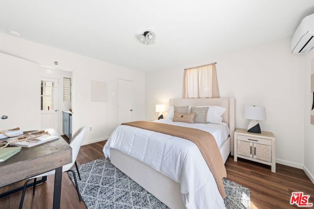 822 Pine Street, Santa Monica CA: https://media.crmls.org/mediaz/475d0f4d-3a5a-4856-a6c4-4e5564dcccdc.jpg