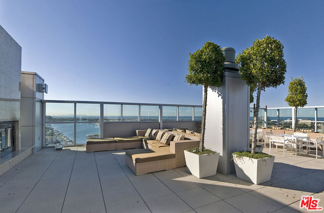13700 Marina Pointe Drive, Marina del Rey CA: https://media.crmls.org/mediaz/475d7a03-12f6-4da3-aea7-0eb338b282b4.jpg