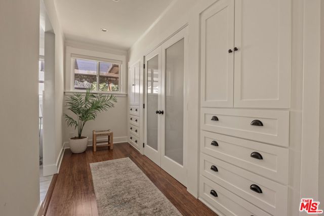 571 N Cahuenga Boulevard, Los Angeles CA: https://media.crmls.org/mediaz/475d936a-12e9-413f-bacf-45e3612852bc.jpg