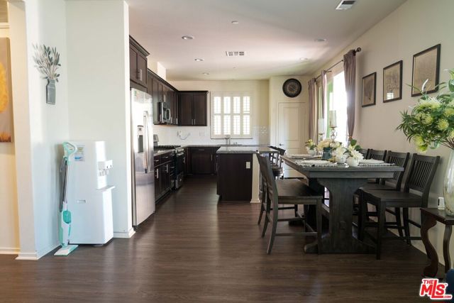 18215 Astro Court, Santa Clarita CA: https://media.crmls.org/mediaz/475e8d5b-f154-49ac-abce-552c8748b32b.jpg