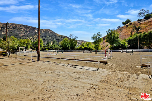 130 Dapplegray Road, Bell Canyon CA: https://media.crmls.org/mediaz/47609412-9bf6-41e0-b28e-d32ae7847813.jpg