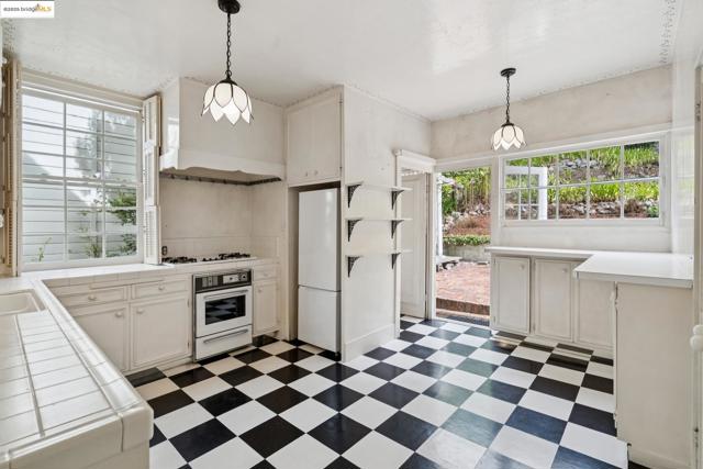 618 Boulevard Way, Piedmont CA: https://media.crmls.org/mediaz/4760cb66-01fa-4db7-b4b2-f4742b913b6a.jpg
