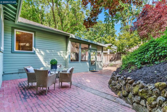 81 MAPLE LANE, Walnut Creek CA: https://media.crmls.org/mediaz/47611ecd-0b27-423c-8017-1ff6c24e38ce.jpg