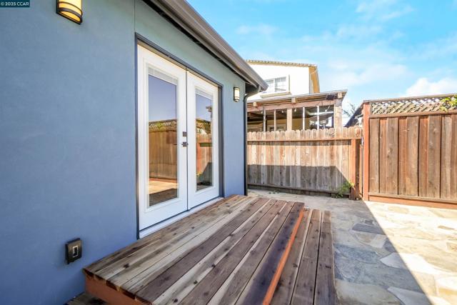 10060 Bernhardt Dr, Oakland CA: https://media.crmls.org/mediaz/4761b12a-c063-4b4b-afb5-b665dd10146a.jpg