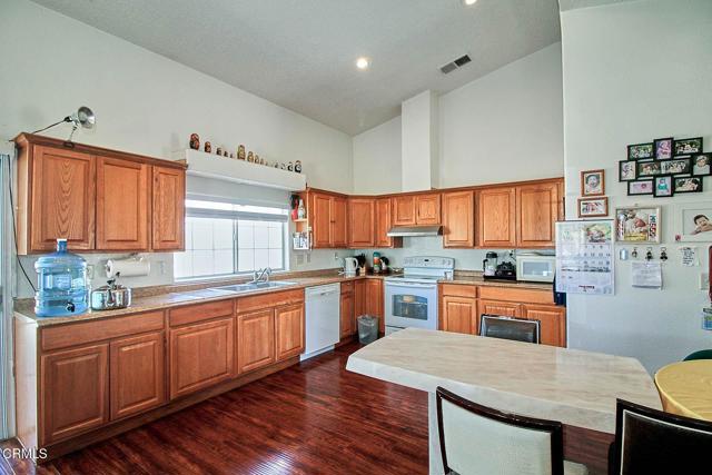 10424 Santa Fe Fire Road, Lucerne Valley CA: https://media.crmls.org/mediaz/47627377-e683-4c7a-9f6a-e366a794800c.jpg