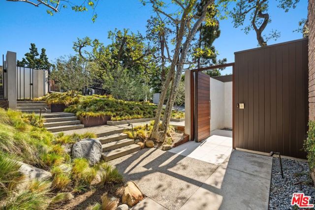 1005 Elden Way, Beverly Hills CA: https://media.crmls.org/mediaz/47633812-0430-4b81-b05d-4ae59d5cf289.jpg