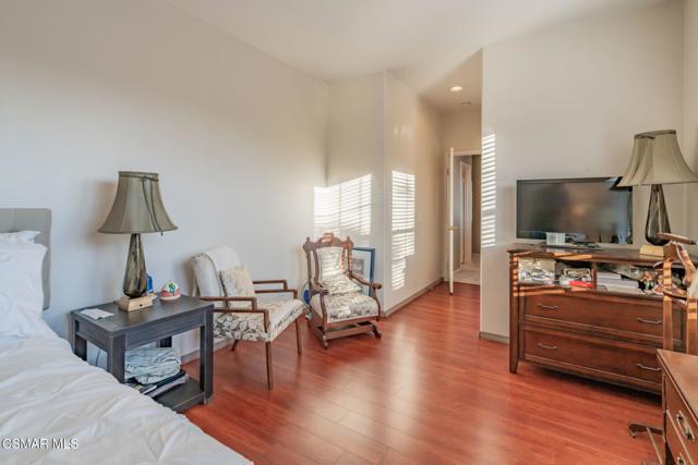 4260 Crabapple Court, Moorpark CA: https://media.crmls.org/mediaz/4763c4c6-cdbc-438d-bbe8-7da429fc67c4.jpg