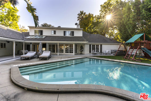 15405 Valley Vista Boulevard, Sherman Oaks CA: https://media.crmls.org/mediaz/47641006-bed8-493b-aadb-e856851bac66.jpg