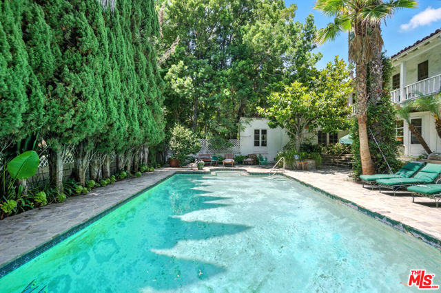 602 N Crescent Drive, Beverly Hills CA: https://media.crmls.org/mediaz/47649152-42fa-42cb-97e6-44299dff4de6.jpg