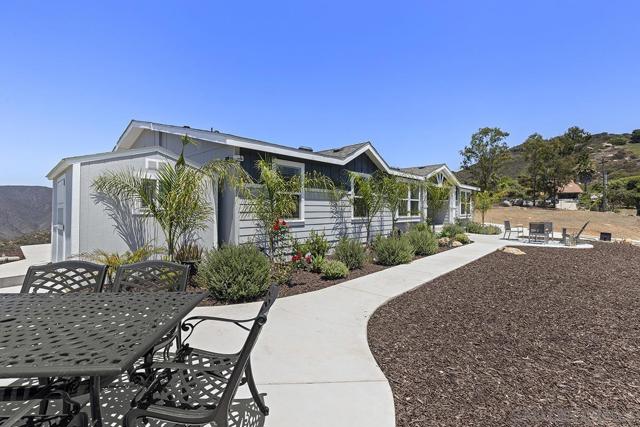 4027 Sumac Summit, Fallbrook CA: https://media.crmls.org/mediaz/4764ee2b-2a25-463b-a7b9-dd5abdf9c56f.jpg