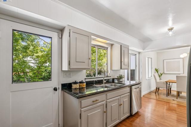 3296 Walnut Ln, Lafayette CA: https://media.crmls.org/mediaz/47651fda-3f5a-4129-9c42-a72c37596681.jpg