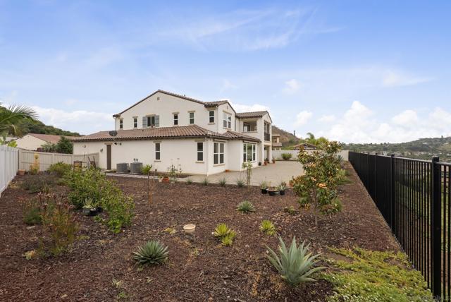 1409 Apex Place, Escondido CA: https://media.crmls.org/mediaz/4765e458-5d26-418b-9cfa-d9bc356f81ca.jpg