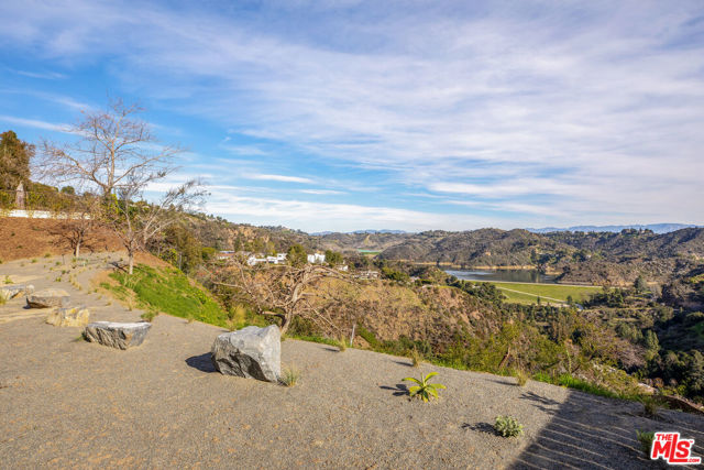 1448 STRADELLA Road, Los Angeles CA: https://media.crmls.org/mediaz/4765e52d-a482-4679-8449-07632a73a092.jpg
