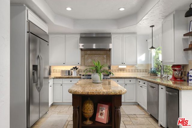 1786 Blossom Court, Thousand Oaks CA: https://media.crmls.org/mediaz/47663836-9d5a-4db7-aefa-90f299d07ecd.jpg