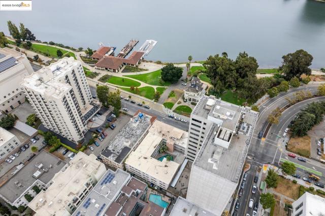 1425 Lakeside DR, Oakland CA: https://media.crmls.org/mediaz/47670079-b3bc-4e17-abbb-7066a7770722.jpg