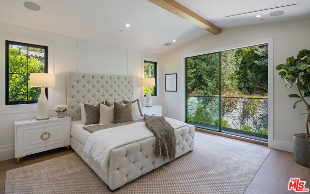 1534 N Beverly Drive, Beverly Hills CA: https://media.crmls.org/mediaz/47673cfa-dbc2-46fa-b77c-fb36b279da76.jpg