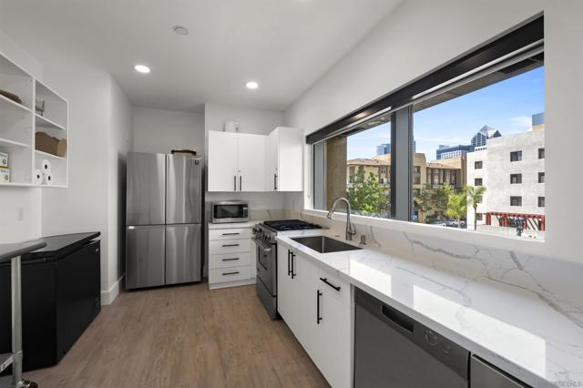 550 Front St, San Diego CA: https://media.crmls.org/mediaz/4767cc1c-6171-45c6-83b9-cac529ca2858.jpg
