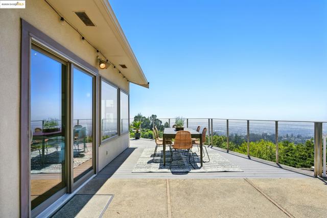25 Holyrood Manor, Oakland CA: https://media.crmls.org/mediaz/47683d18-2ede-4c2b-adfd-923acbfabf72.jpg