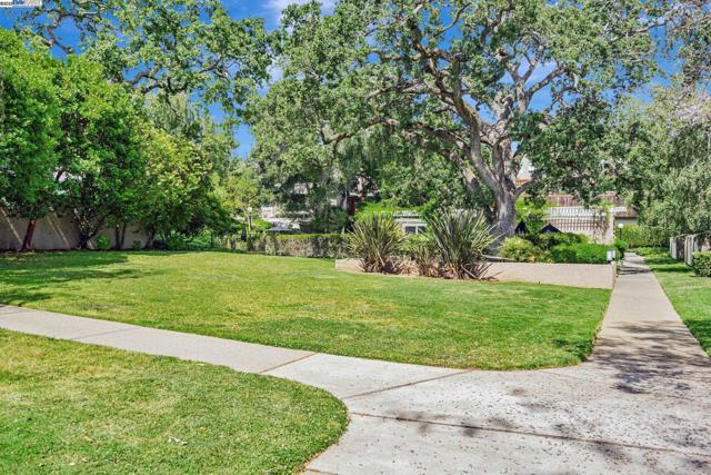 675 Sharon Park Dr, Menlo Park CA: https://media.crmls.org/mediaz/47688f10-4974-471f-8a96-4f6c0b13344c.jpg