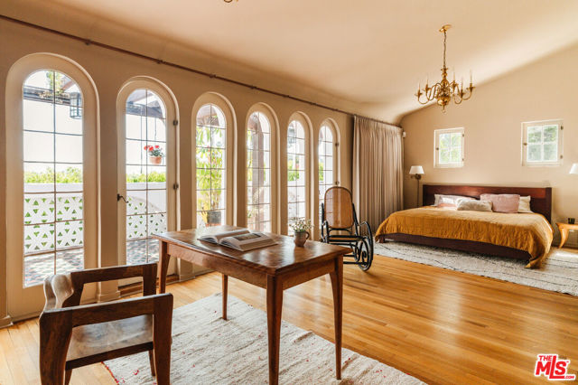 5163 Franklin Avenue, Los Angeles CA: https://media.crmls.org/mediaz/4768d021-6491-4777-9b11-841780819b67.jpg