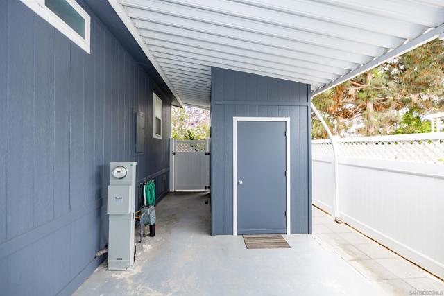 7241 San Luis St, Carlsbad CA: https://media.crmls.org/mediaz/47697f54-672c-441e-be04-bc356c78d426.jpg