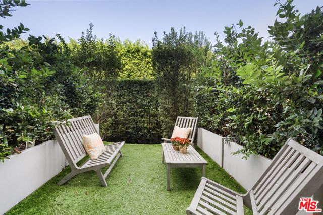 7917 Willoughby Avenue, Los Angeles CA: https://media.crmls.org/mediaz/4769989b-fefd-47d7-a643-0e3f136955c9.jpg